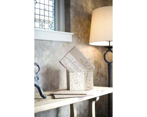 Boîtes décoratives en liège avec motifs de bouteilles et de verres sur une table