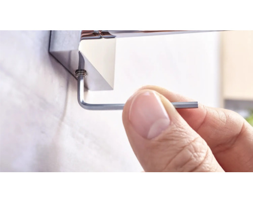 Anziehen einer Schraube mit einem Inbusschlüssel