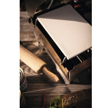 Gril à gaz SKOTTI avec pierre à pizza sur une table en bois