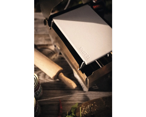 Pizzastein SKOTTI Stone SKOTTI Gasgrill mit Pizzastein auf einem Holztisch