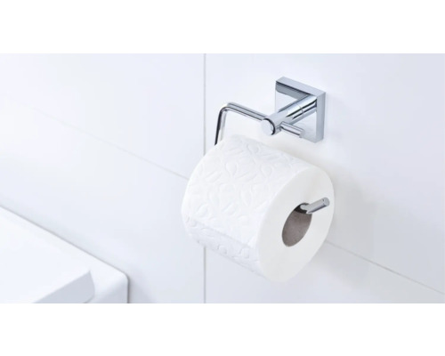 Toilettenpapierhalter mit einer Rolle Toilettenpapier an einer Badezimmerwand