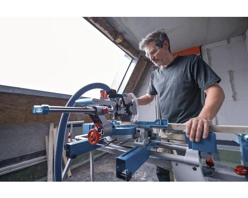 Gehrungssäge im Einsatz mit Mann, der Holz schneidet