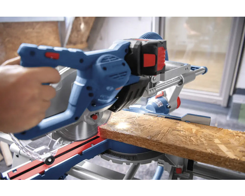 Akkukapazitätssäge schneidet Holzbrett