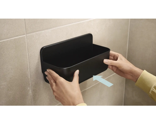 Wandregal zur Aufbewahrung im Badezimmer wird an der Wand befestigt