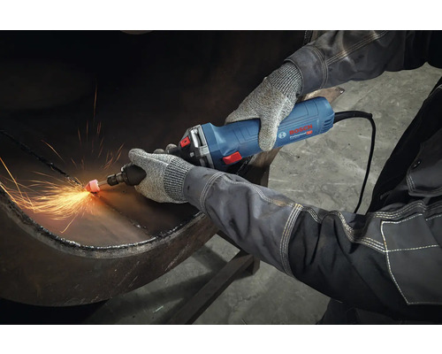 Person schleift Metall mit einem Geradschleifer von Bosch Professional