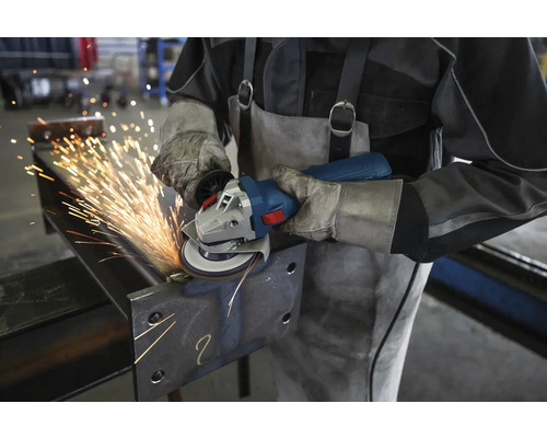 Metallbearbeitung mit einem Winkelschleifer durch eine Person mit Schutzkleidung.