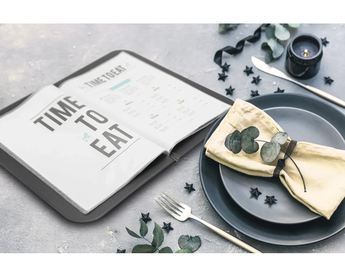 Décoration de table avec menu, assiette, serviette de table, couverts et bougie