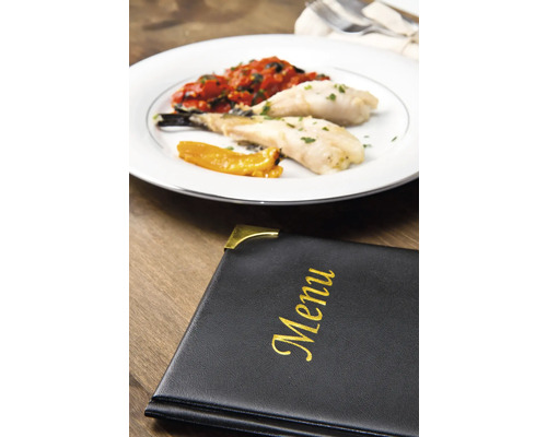 Une assiette de poisson et un menu sur une table en bois.