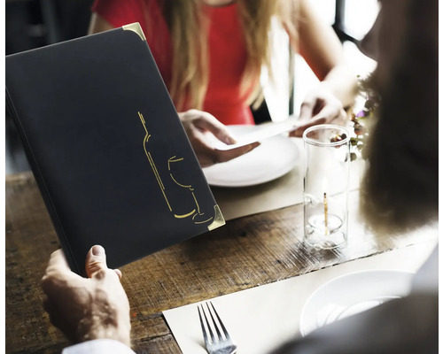 Restaurant Szene mit Speisekarte und Personen am Tisch