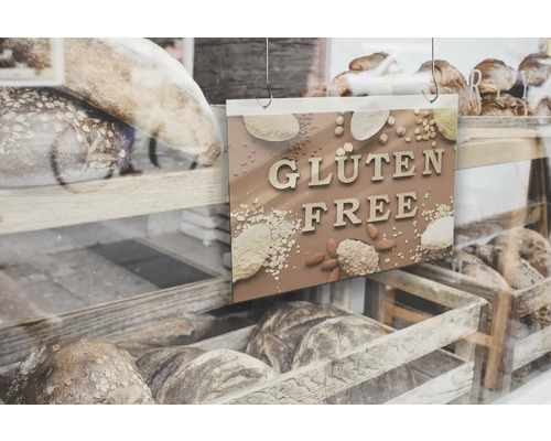 Auslage mit Broten und dem Schild Glutenfrei