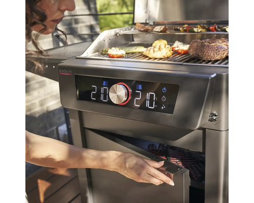 Femme utilisant un barbecue numérique avec des aliments sur la grille