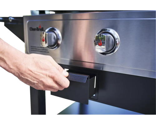 Gros plan d''un barbecue avec des commandes et un tiroir coulissant ouvert d''une main