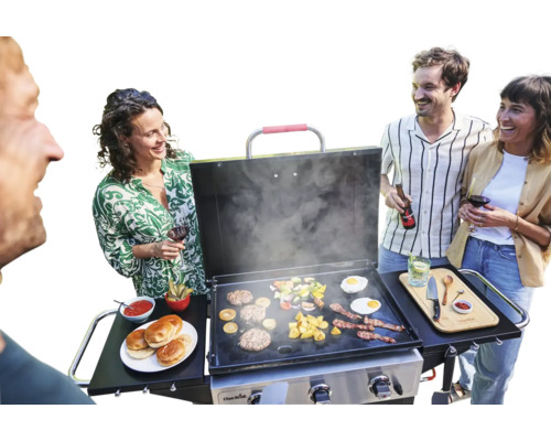 Un groupe de personnes fait des grillades sur un barbecue Char Broil avec des tables d''appoint et des aliments.
