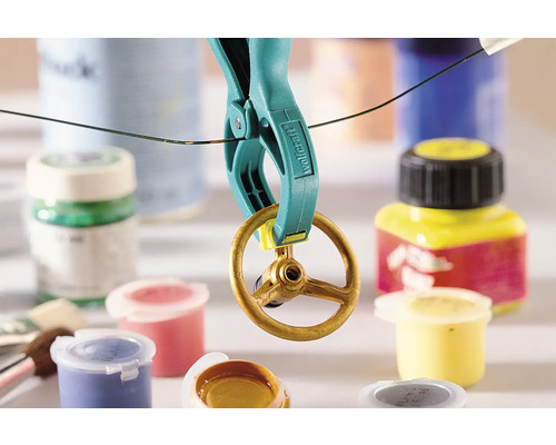 Pièce dans une pince avec des pots de peinture