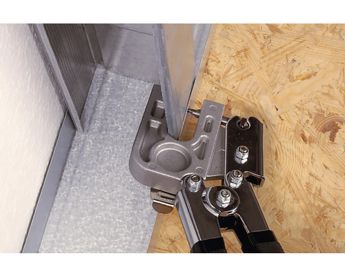 Falzzange beim Bearbeiten eines Metallprofils auf einer Holzoberfläche.