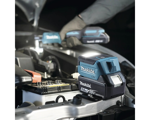 Makita Akku-Baustrahler im Motorraum