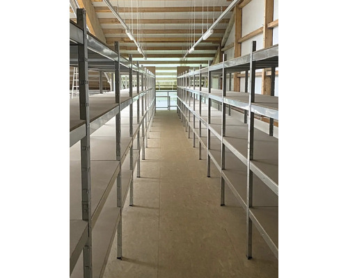 Espace de stockage avec rayonnages métalliques pour le stockage