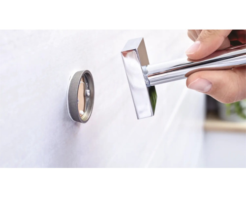 Installation einer Handtuchstange im Badezimmer