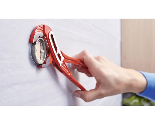 Installateur demontiert ein Metallteil mit einer Rohrzange