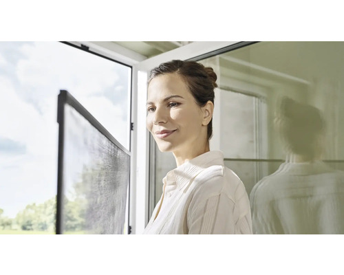 Femme regardant une moustiquaire sur une fenêtre