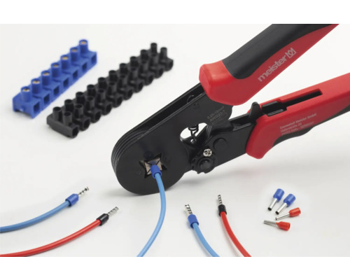 Aderendhülsenzange mit Aderendhülsen und Lüsterklemmen