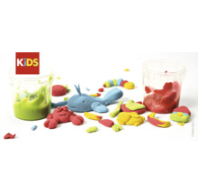 Knetmasse mit geformten Figuren wie Wal, Krebs und Raupe