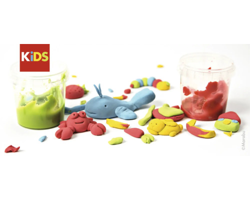 Knetmasse mit geformten Figuren wie Wal, Krebs und Raupe