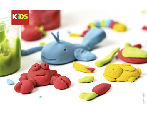 Verschiedene Figuren aus Modelliermasse wie Wal, Krebs und Hase