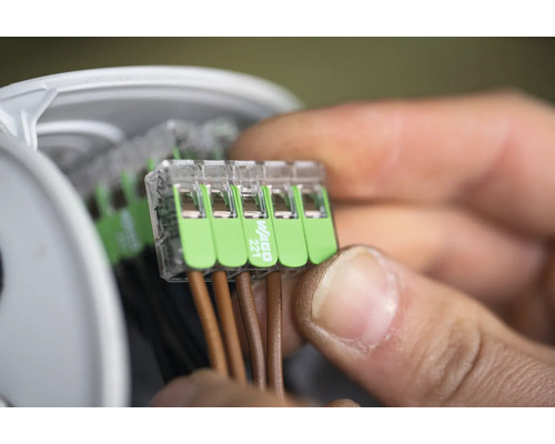 Gros plan d''un homme connectant des câbles électriques avec un connecteur Wago 221