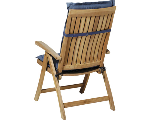 Rückansicht eines Holz-Gartenstuhls mit Armlehnen und Polster