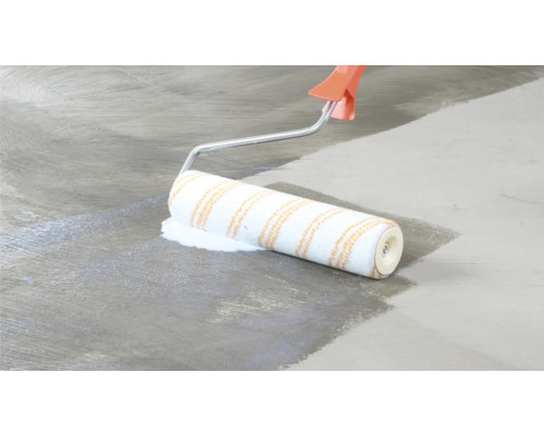 Farbroller beim Auftragen von Farbe auf einen Untergrund