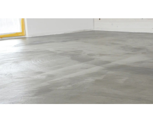 Neuer grauer Estrichboden in einem hellen Raum.