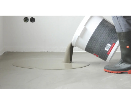 Ausgießen von Bodenausgleichsmasse aus einem Eimer zur Egalisierung