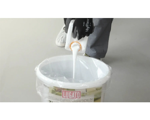 Primaire d''accrochage liquide pour sol versée dans un seau