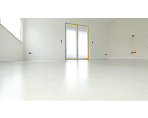 Pièce lumineuse avec fenêtre, porte et installations au mur