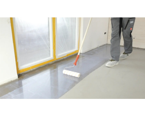 Un sol est scellé au rouleau, les fenêtres sont recouvertes d''un film plastique.