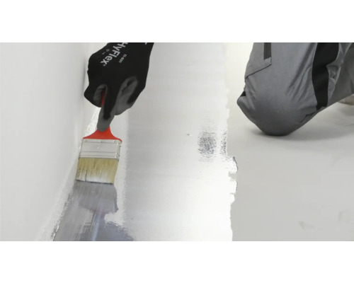 Application de plastique liquide au pinceau pour l''étanchéité sur un mur