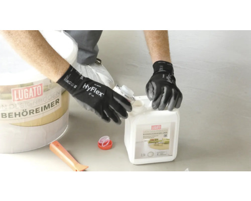 Lugato Designboden Zubehör Eimer und Bodenversiegelung in Anwendung mit Handschuhen