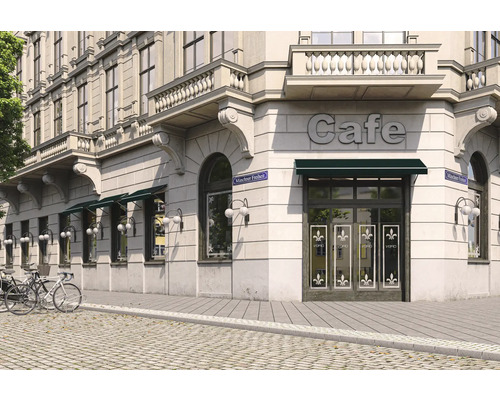 Außenansicht eines Cafés in einem Stadtgebäude mit Markisen und Fahrrädern