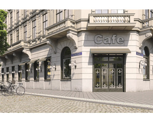 Vue extérieure d''un café situé dans un bâtiment présentant des détails architecturaux et des vélos au premier plan.