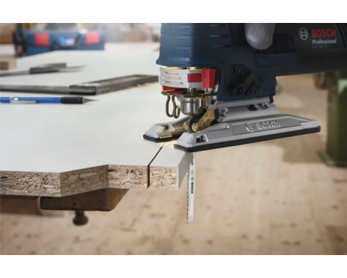 Scie sauteuse Bosch coupant une pièce en bois. Logo Bosch.