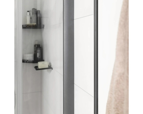 Gros plan d''une cabine de douche avec étagères et produits de soin