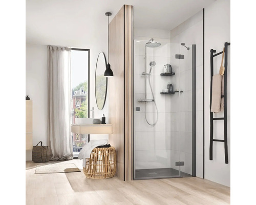 Salle de bain avec douche, lavabo, miroir et plancher en bois