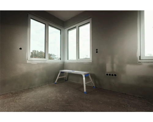 Pièce avec deux fenêtres et un escabeau