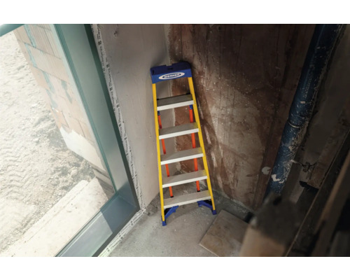 Werner Stehleiter mit fünf Stufen im Innenraum