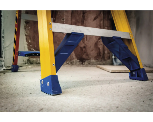 Detailaufnahme einer gelben Leiter mit blauen Füßen für Stabilität.