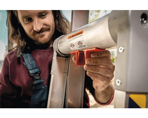 Mann bedient Auszugsmechanismus an einer Leiter