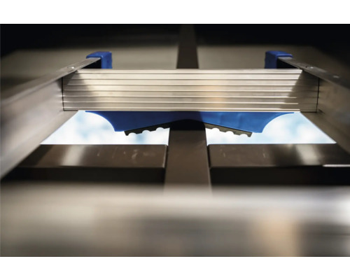 Detailansicht einer Aluminiumleiter mit blauem Anti-Rutsch-Pad