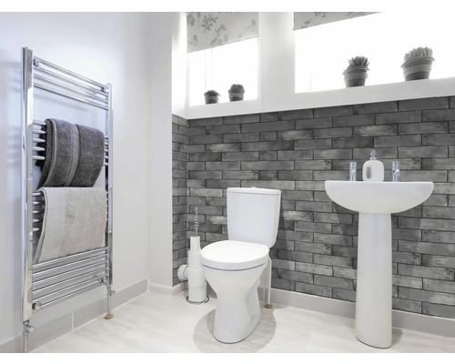 Wandbelag PVC Ceramics Asmant grau 67,5 x 400 cm Helles Badezimmer mit Toilette, Waschbecken und Handtuchwärmer