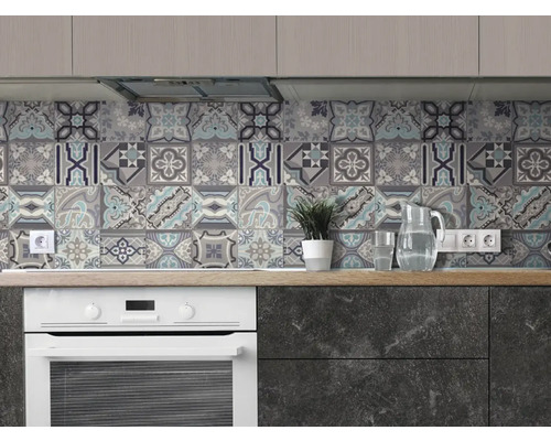 Cuisine avec des carreaux de différents motifs et couleurs au-dessus du plan de travail